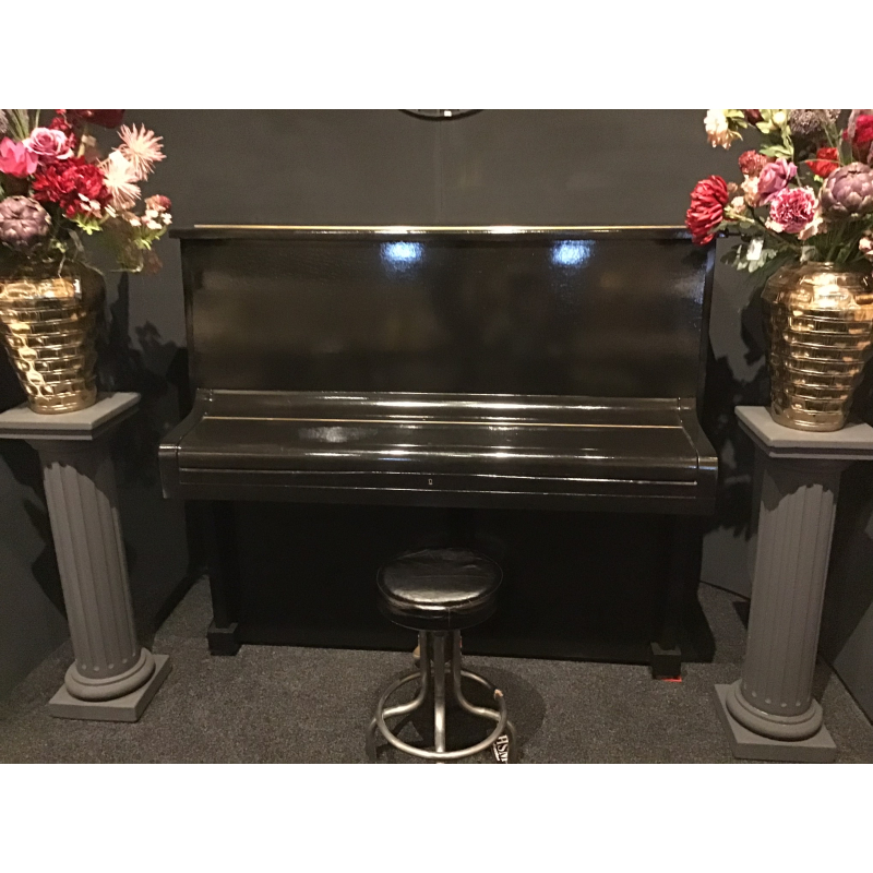 piano zwart g. adams 128 hoog 66diep 147lang