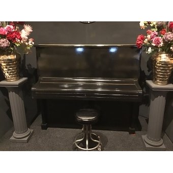 piano zwart g. adams 128 hoog 66diep 147lang