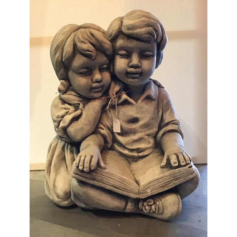beeld steen meisje jongen staand lezend 41hoog