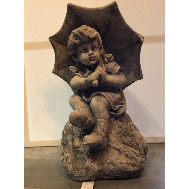 beeld steen jongentje onder moeders paraplu 45hoog