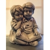 beeld steen meisje jongen staand lezend 41hoog